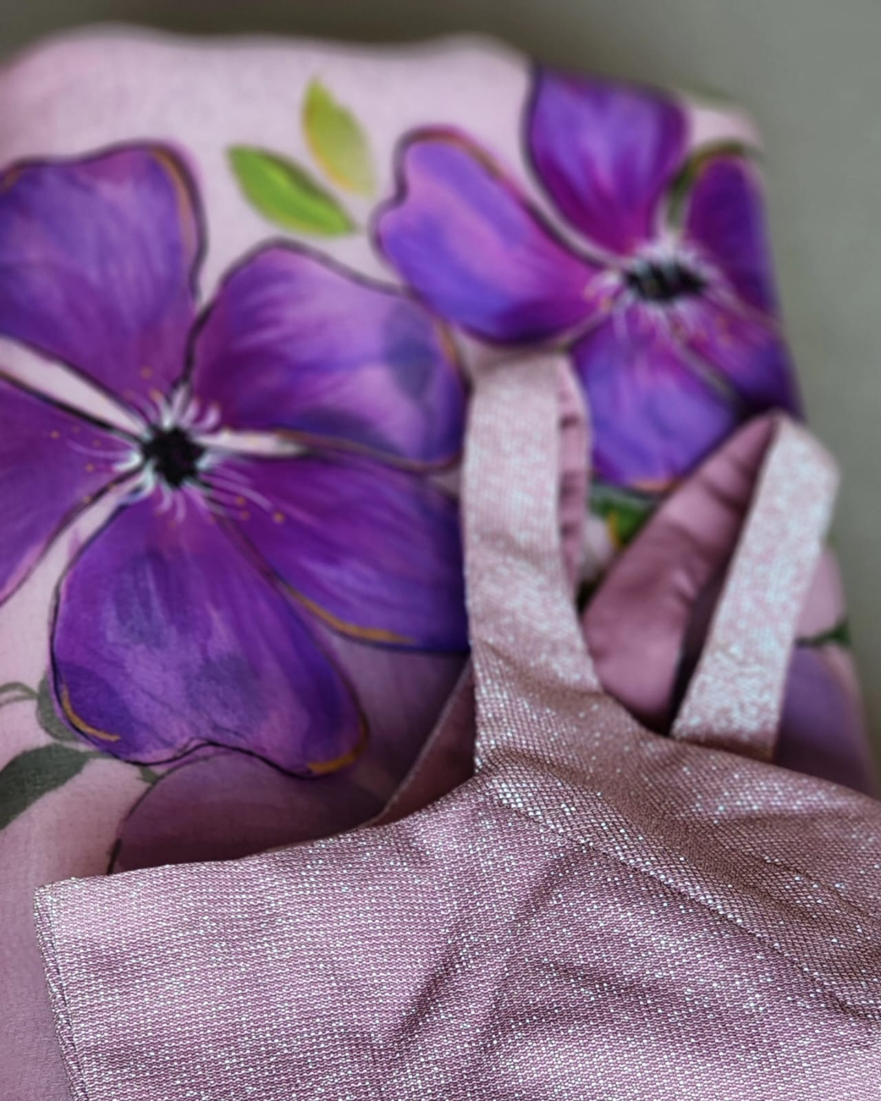Pradnya Handpainted Pure Organza Silk Saree – Freestyle Floral Motifs with Hand Embroidery (Lilac)